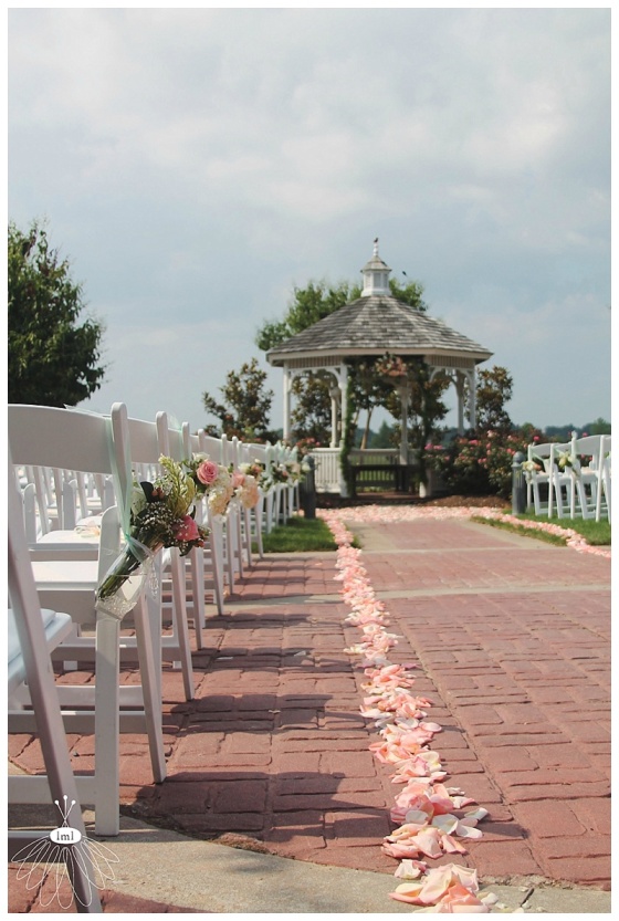 little miss lovely floral design // heritage shores golf club wedding // peach mint pink wedding flowers